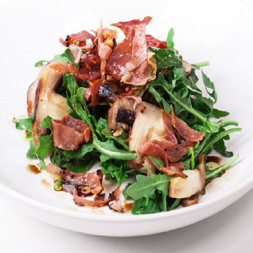 Salada de cogumelos grelhados com presunto